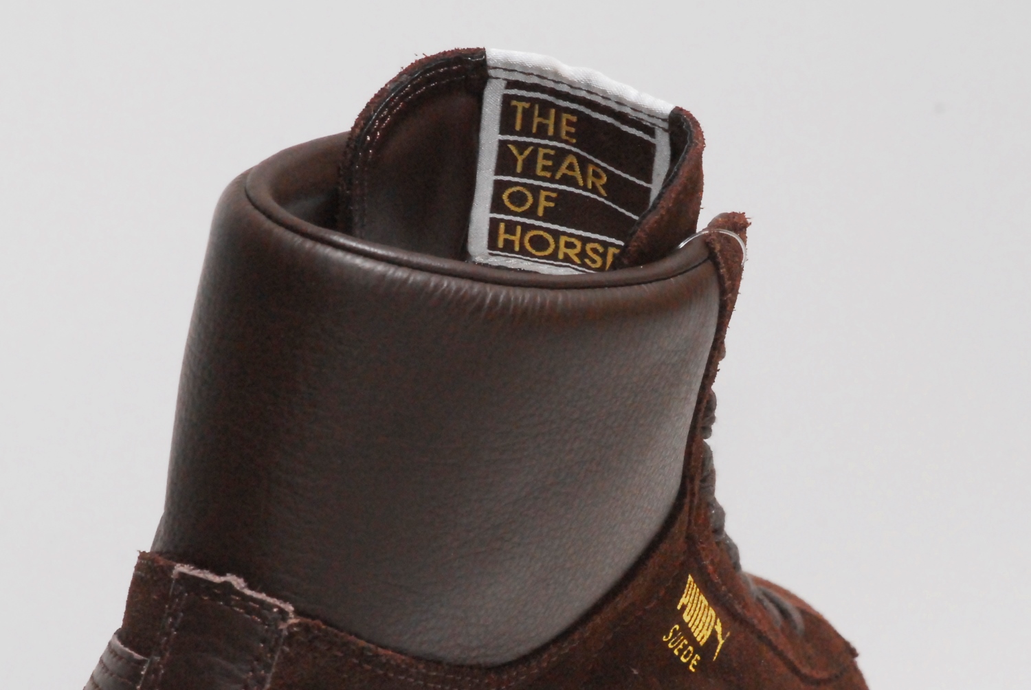 勘履图集 \/ 鞋舌标背面用英文写上马年 PUMA 