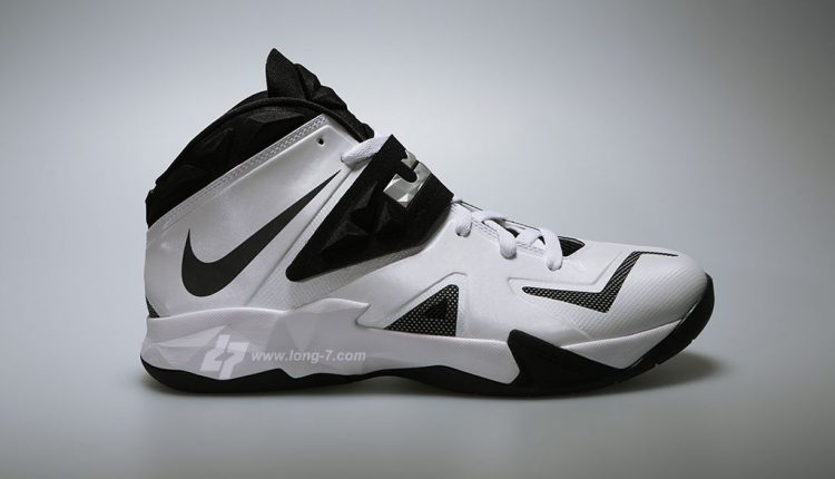 nike-zoom-soldier-vii-rlf-white-black-metallic-silver-sample-01