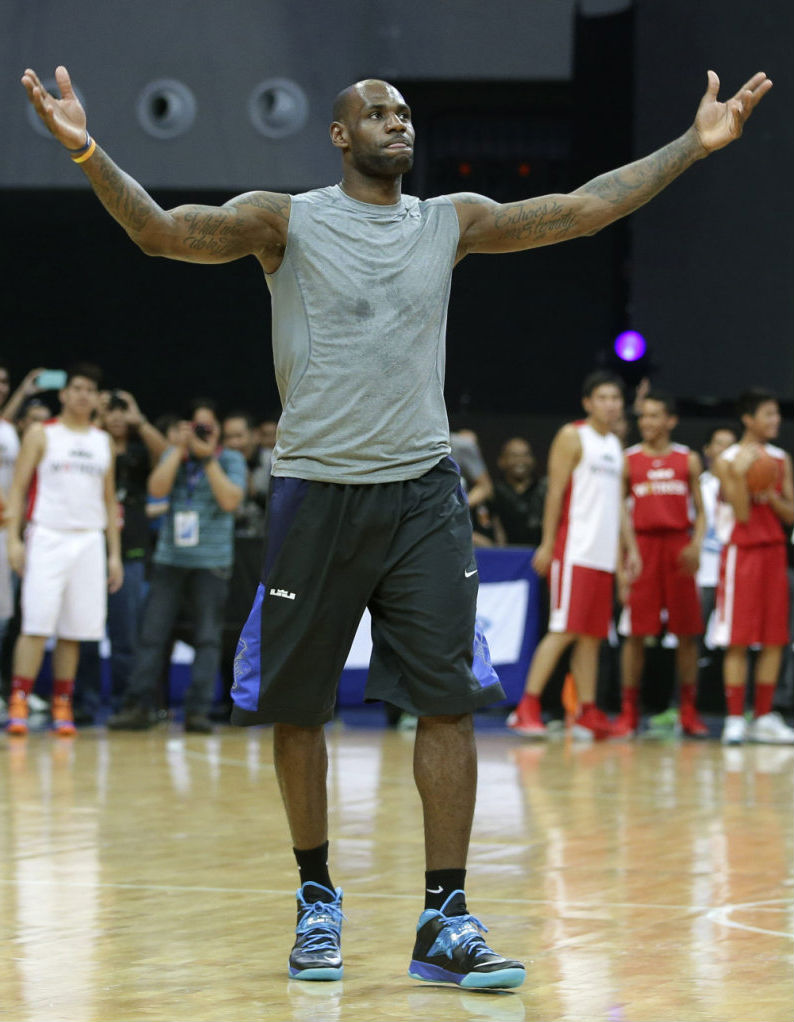 lebron james wearing lebron soldier 11