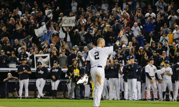 derek-jeter-walk-off-single-yankee-stadium-03