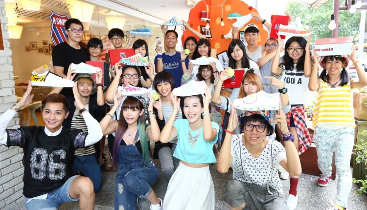 【K-SWISS顛覆白計畫】創作人講堂邀請知名「舉牌小人」創作人李翰老師與知名部落客、設計系學生進行講堂授課，並舉出於現場創作的優秀作品