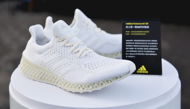 adidas Futurecraft 3D史上第一雙3D列印跑鞋，使用最頂尖的3D列印技術，片刻之間即可客製出專屬自己的跑鞋。