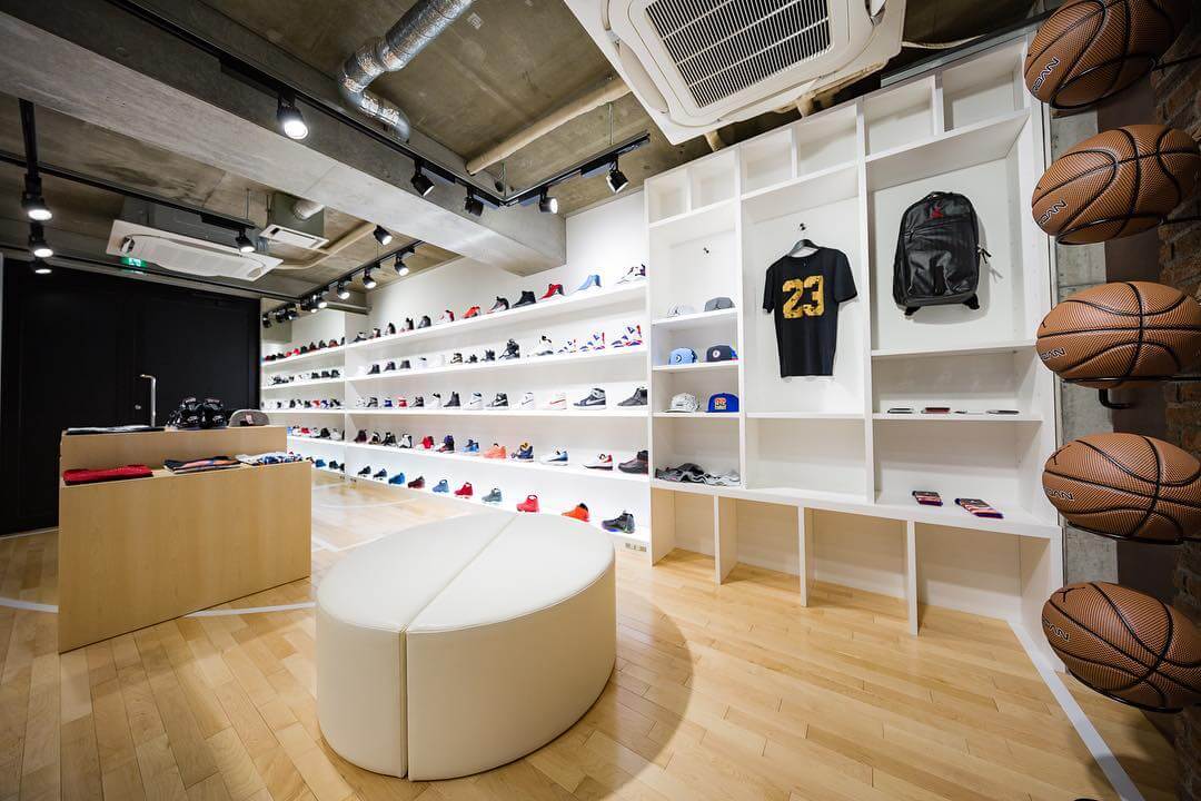 Lio store. Tokyo 23 Jordan brand. Интерьер спортивного магазина. Интерьер магазина спортивной обуви. Интерьер магазина кроссовок.