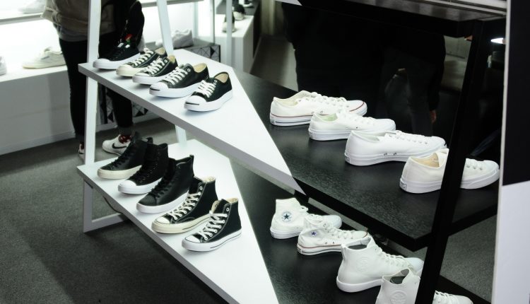 momentum black and white pop up Store (2)