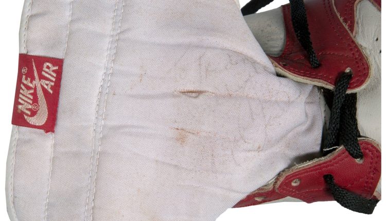 1985-86-michael-jordan-game-worn-air-jordan-i-sneakers-with-post-injury-modification (6)