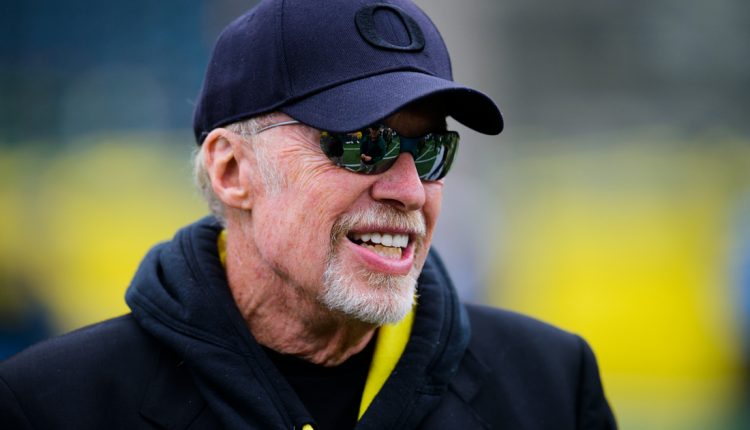 nike-co-founder-phil-knight-stepping-down-as-chairman-01