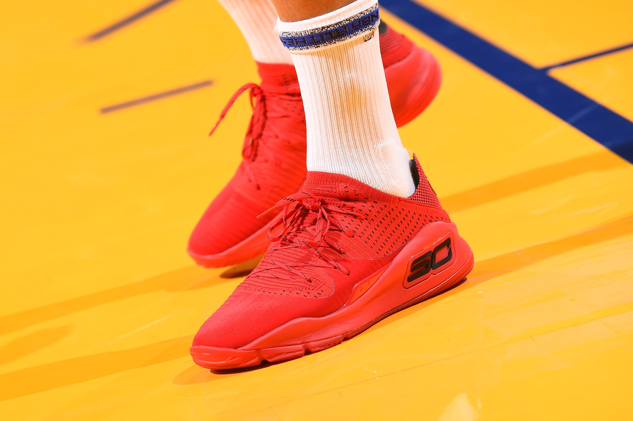 curry 4 low red