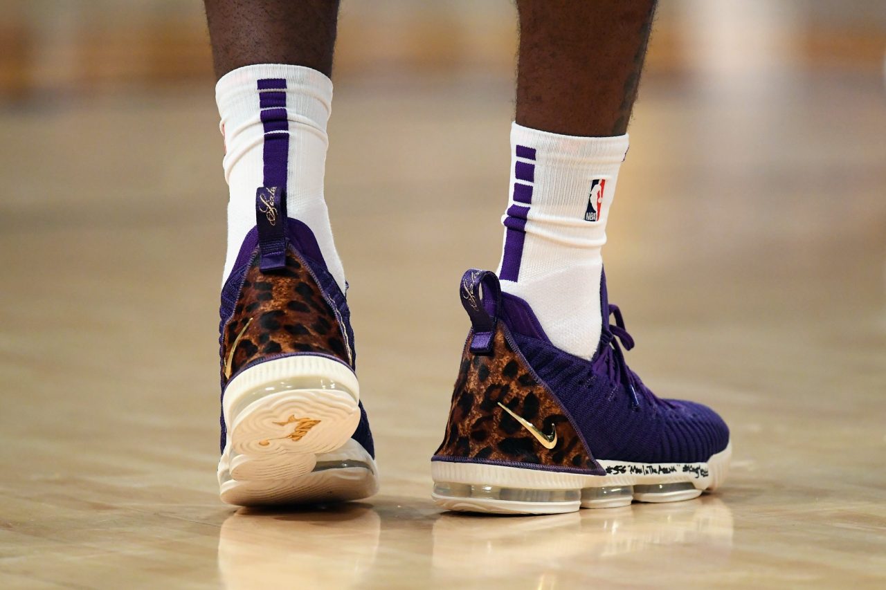 Nike LeBron 16 'King Purple 