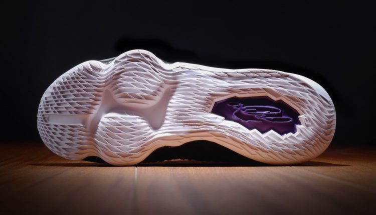 unboxing-nike-lebron-17-in-the-arena-purple-and-glod (34)