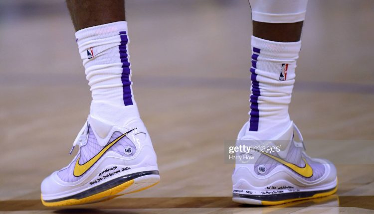 nike-air-max-lebron-7-vii-lakers-sunday-white (3)