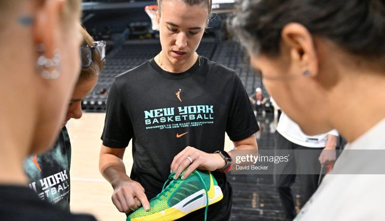 sabrina-ionescu-nike-sabrina-1-phil-knight-and-oregon-ducks-pe (5)