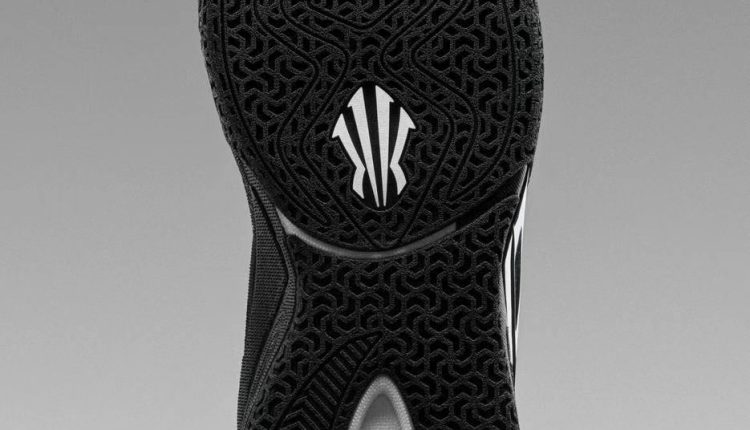 kyrie-irving-anta-kai-1-triple-black (2)