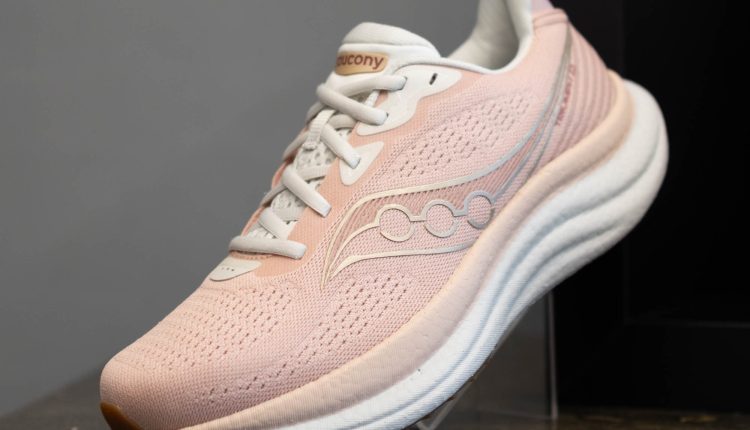 SAUCONY TRIUMPH 23 Launch-16